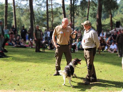 Mitarbeiter im Gespräch mit Hundehalter