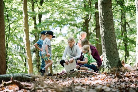 Junge Frau mit Kindern im Wald