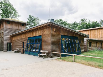 Gebäude mit Holzverkleidung und großen Fenstern