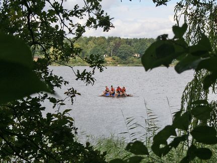 Gruppe auf Floß mitten auf See